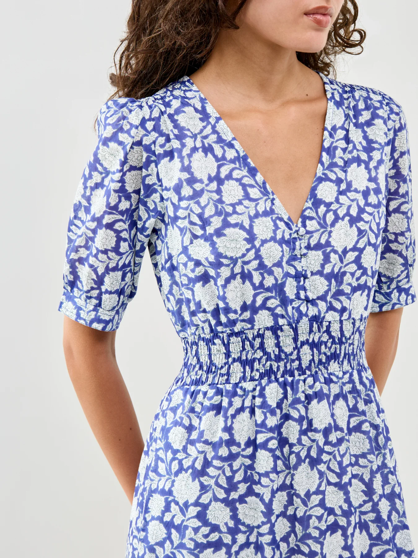 Billie Block Print Dress Blue White Hibiscus Print - Image 3