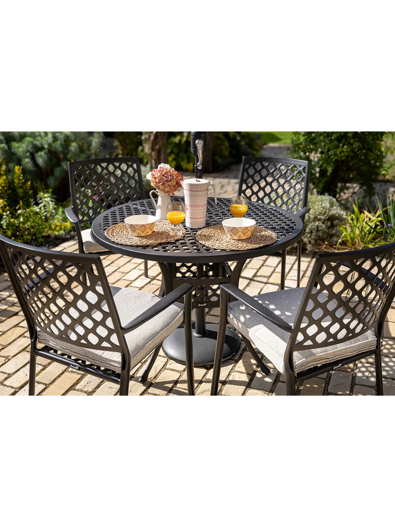 Avenbury 4 Seat Round Dining Set with Parasol & Base - Image 3