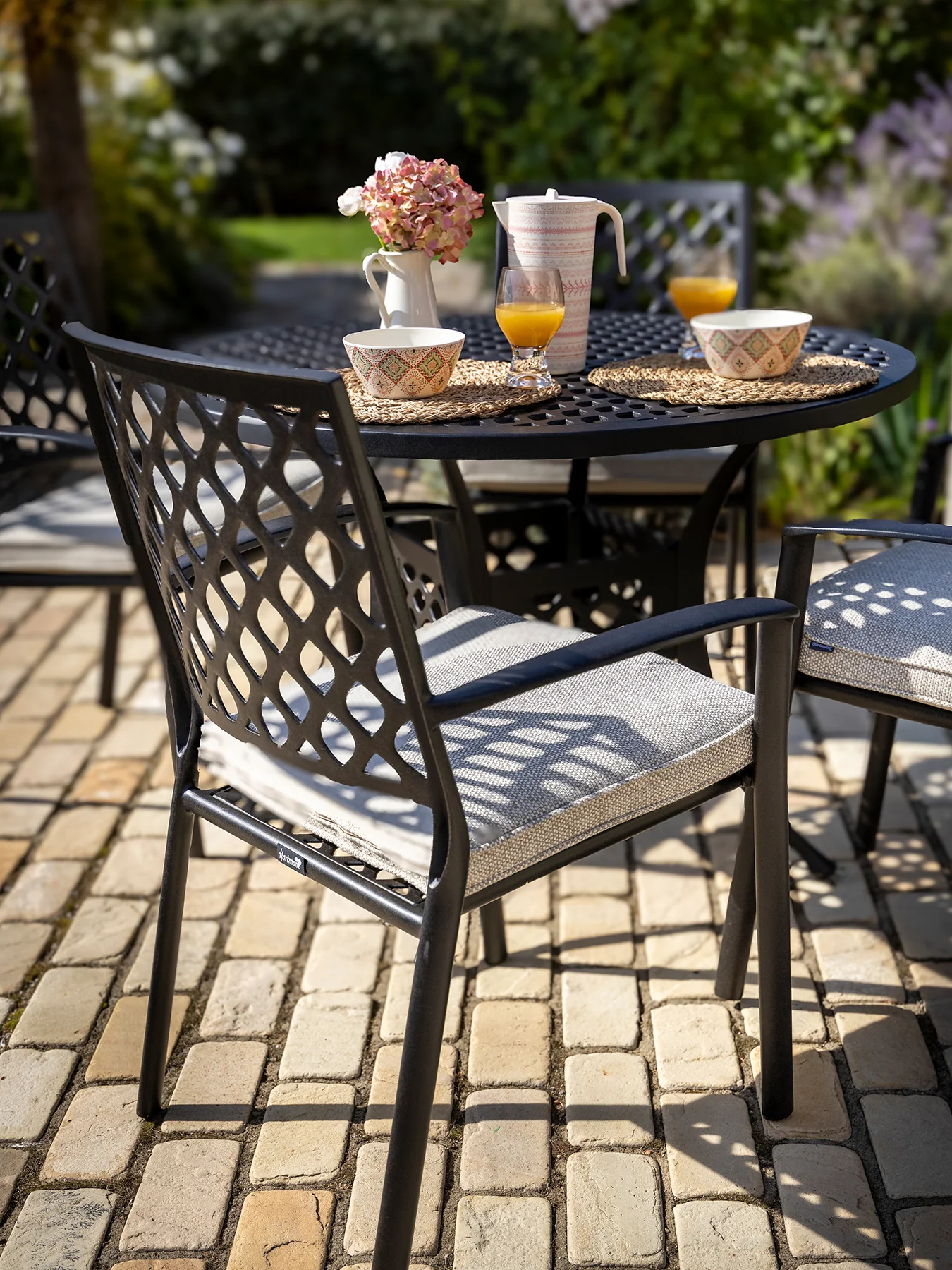 Avenbury 4 Seat Round Dining Set with Parasol & Base - Image 4
