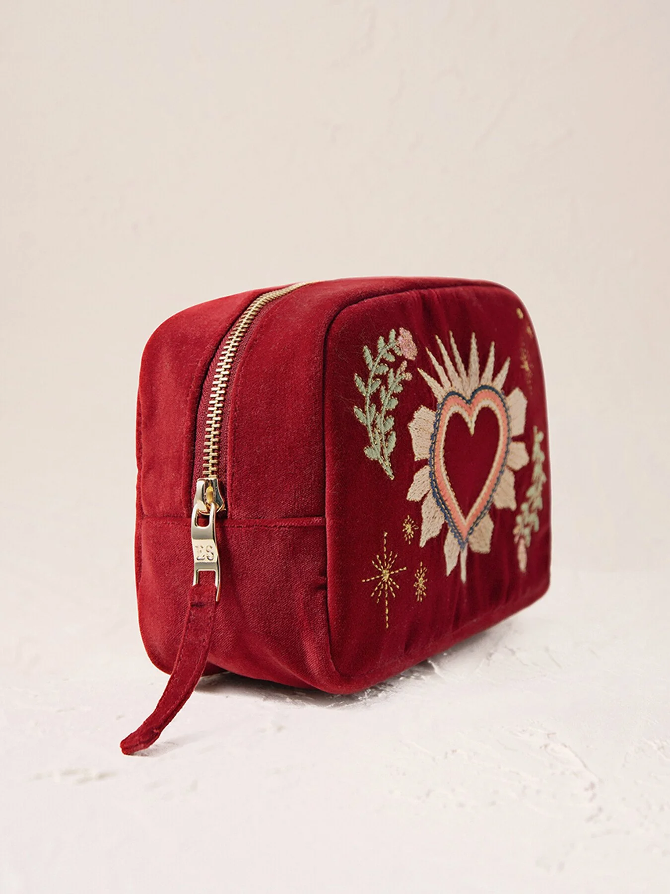 Enchanted Heart Rouge Velvet Makeup Bag - Image 2