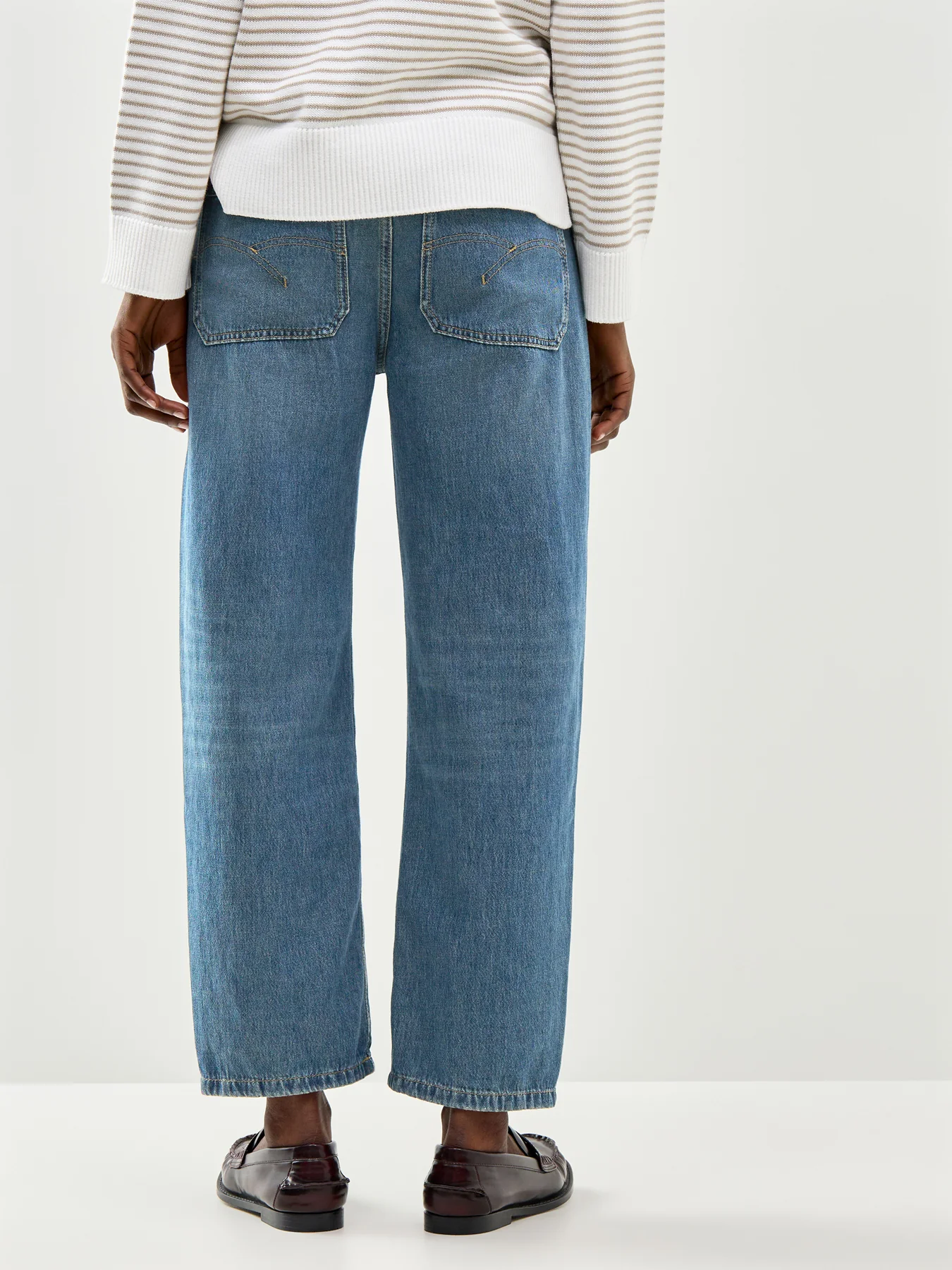 Mid-Wash Straight Leg Cropped Jeans - Image 5